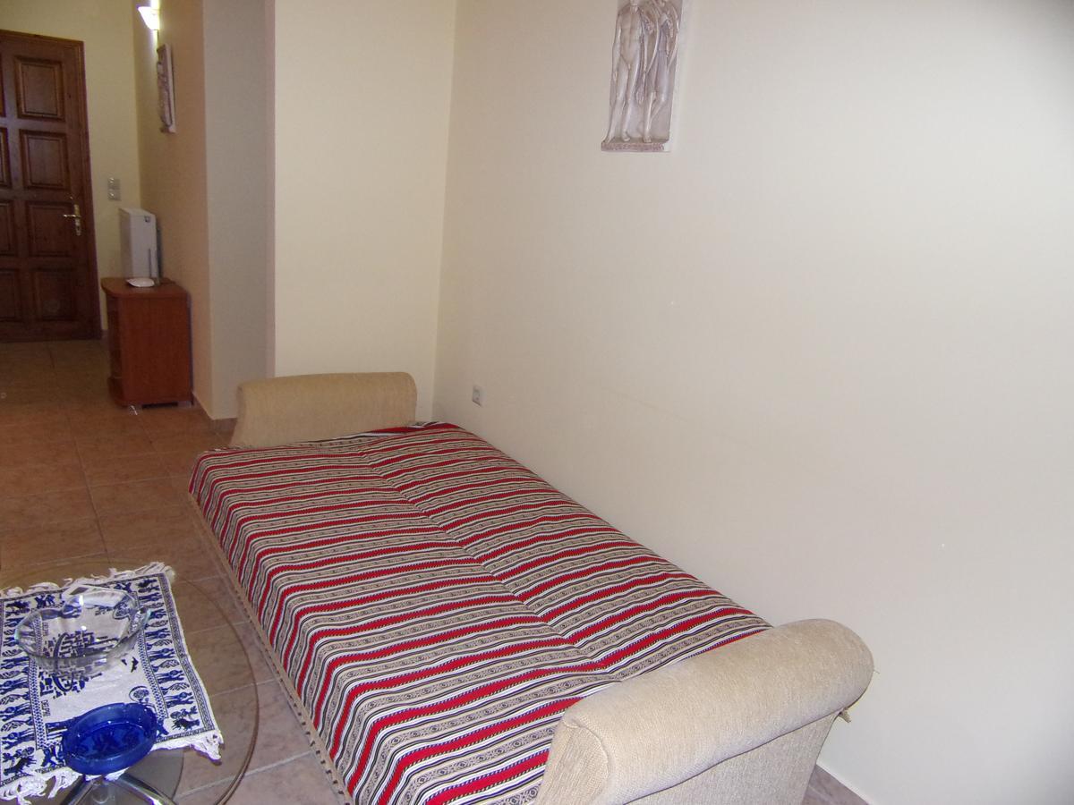 George'S Apartment Ипсос Экстерьер фото